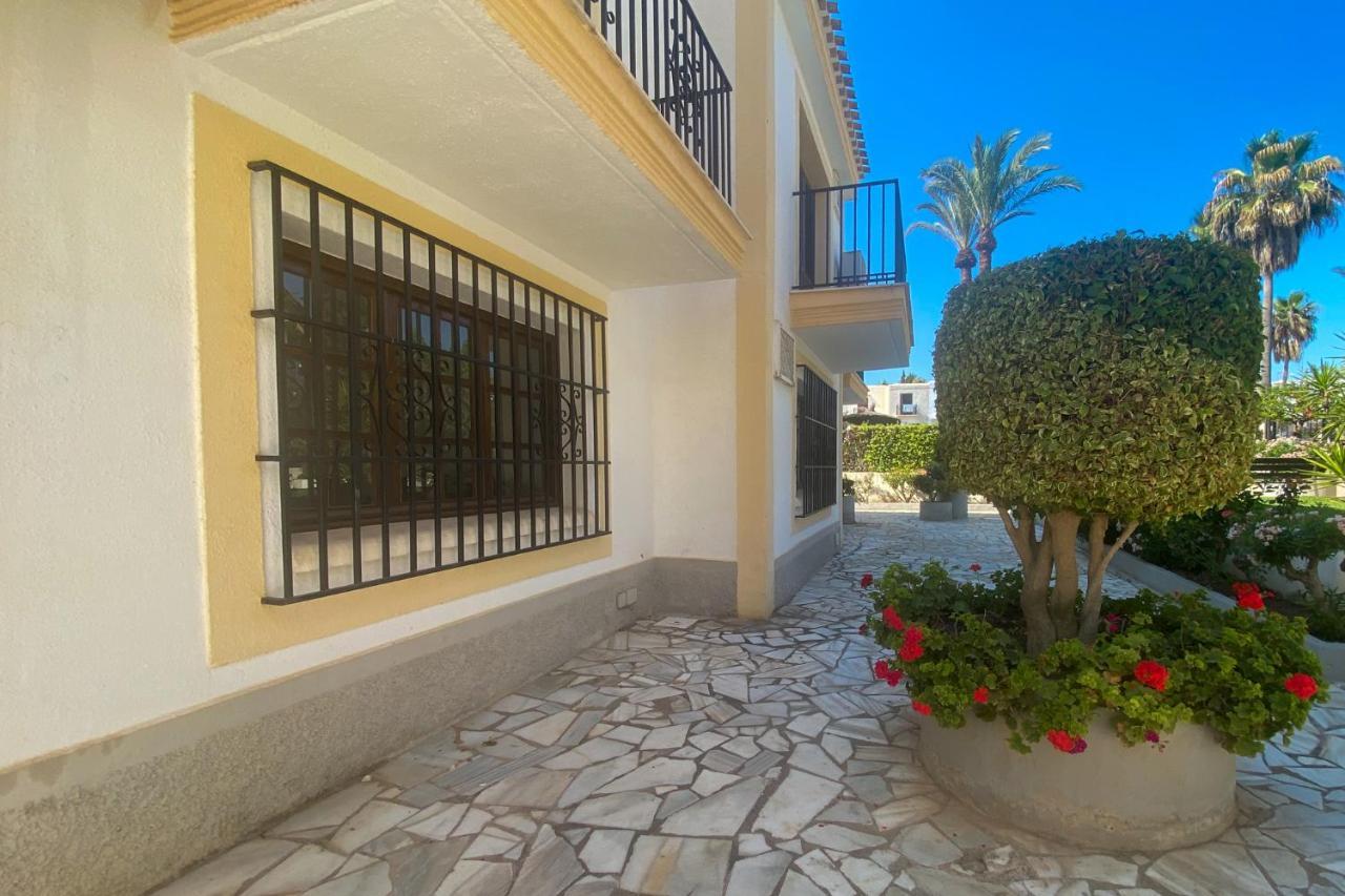 Lovely 1- Bedroom Rental With Pool, Close To The Beach Vera Bagian luar foto